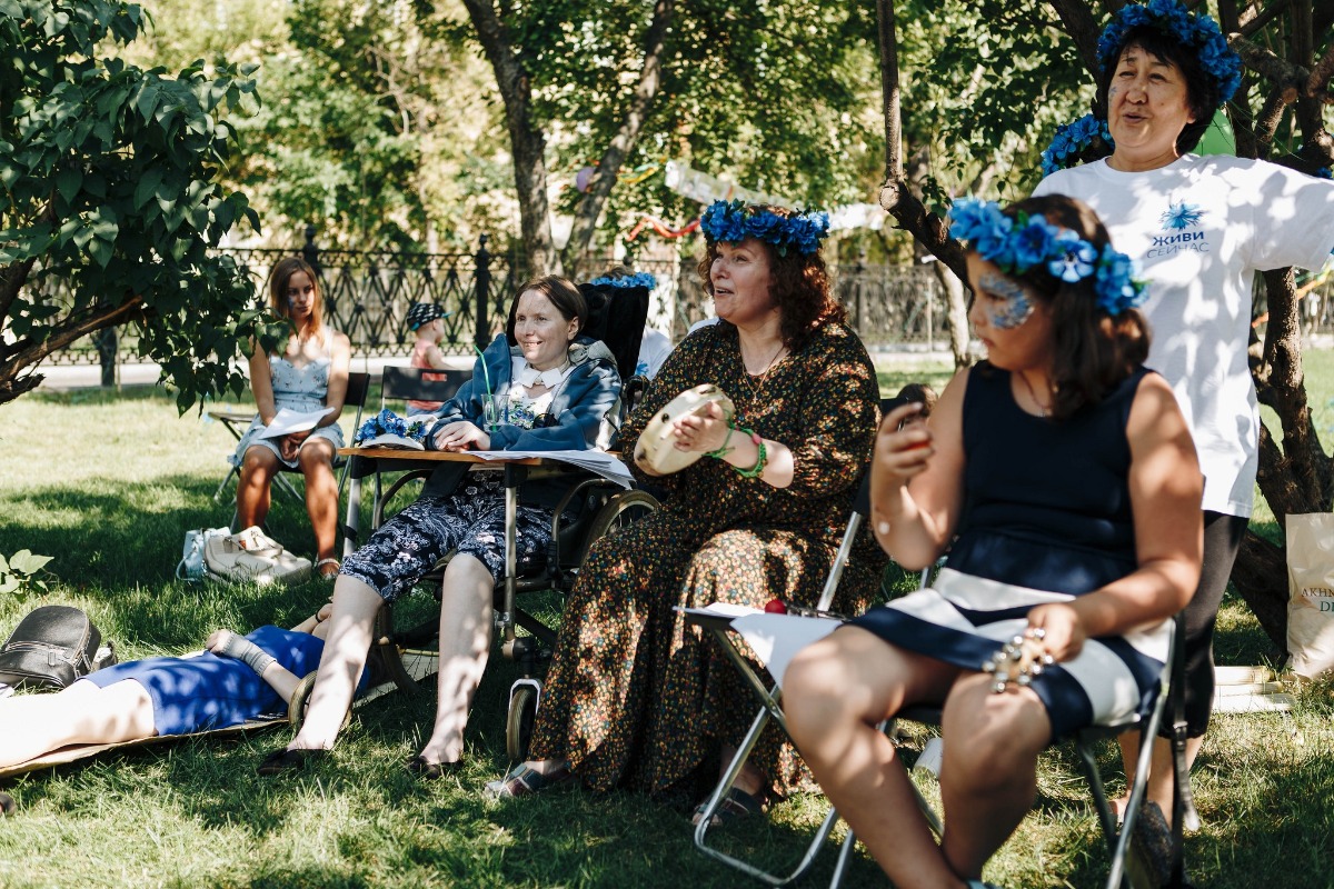 Подопечные и волонтеры фонда «Живи сейчас» провели Васильковый пикник