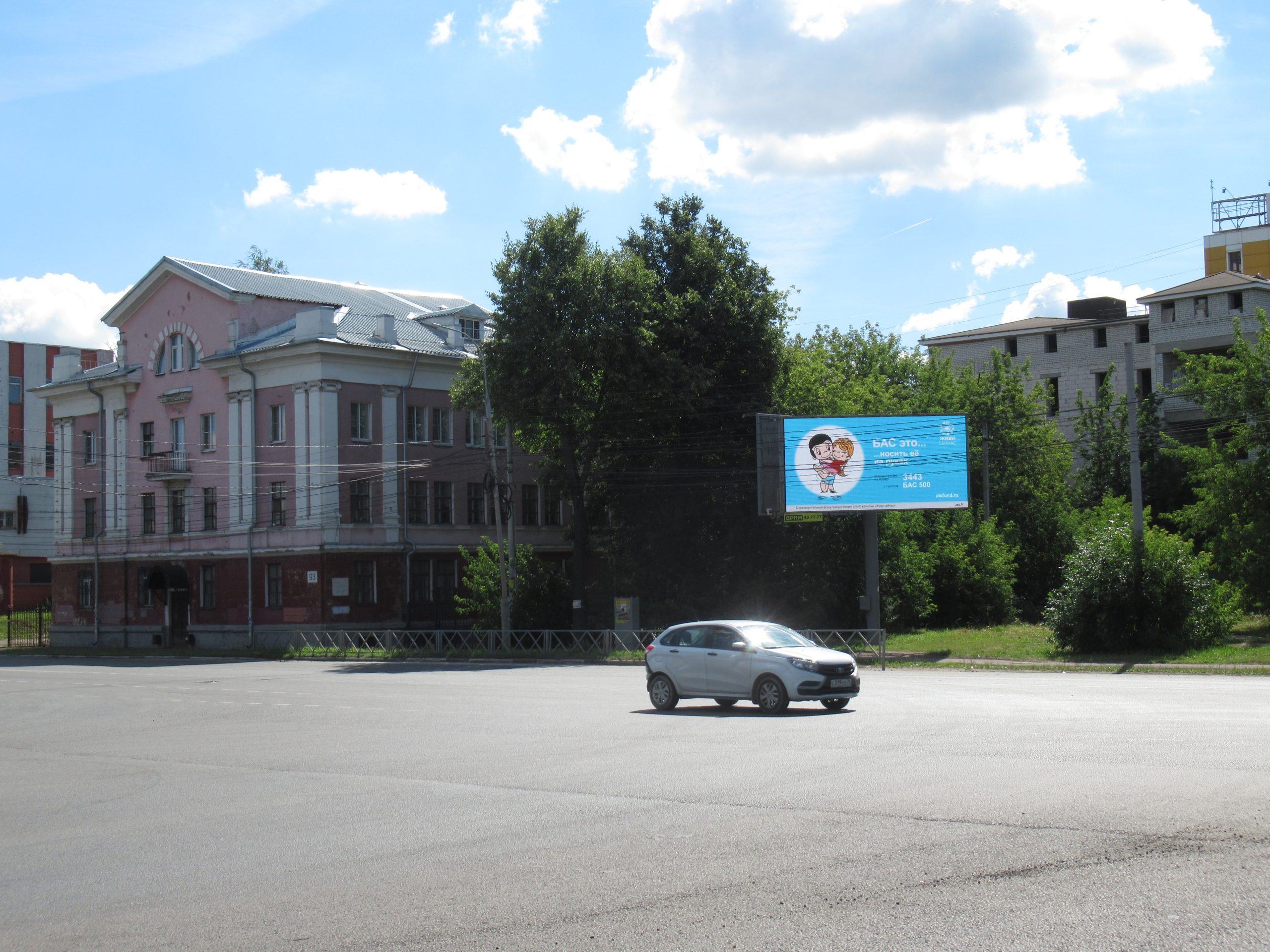 Ролики о боковом амиотрофическом склерозе показывают на уличных экранах в девяти городах России