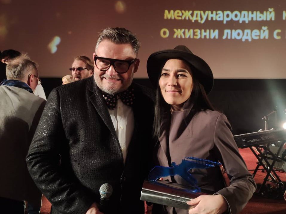 Фильм «Дышать» о жизни людей с БАС получил награду на международном кинофестивале «Кино без барьеров»